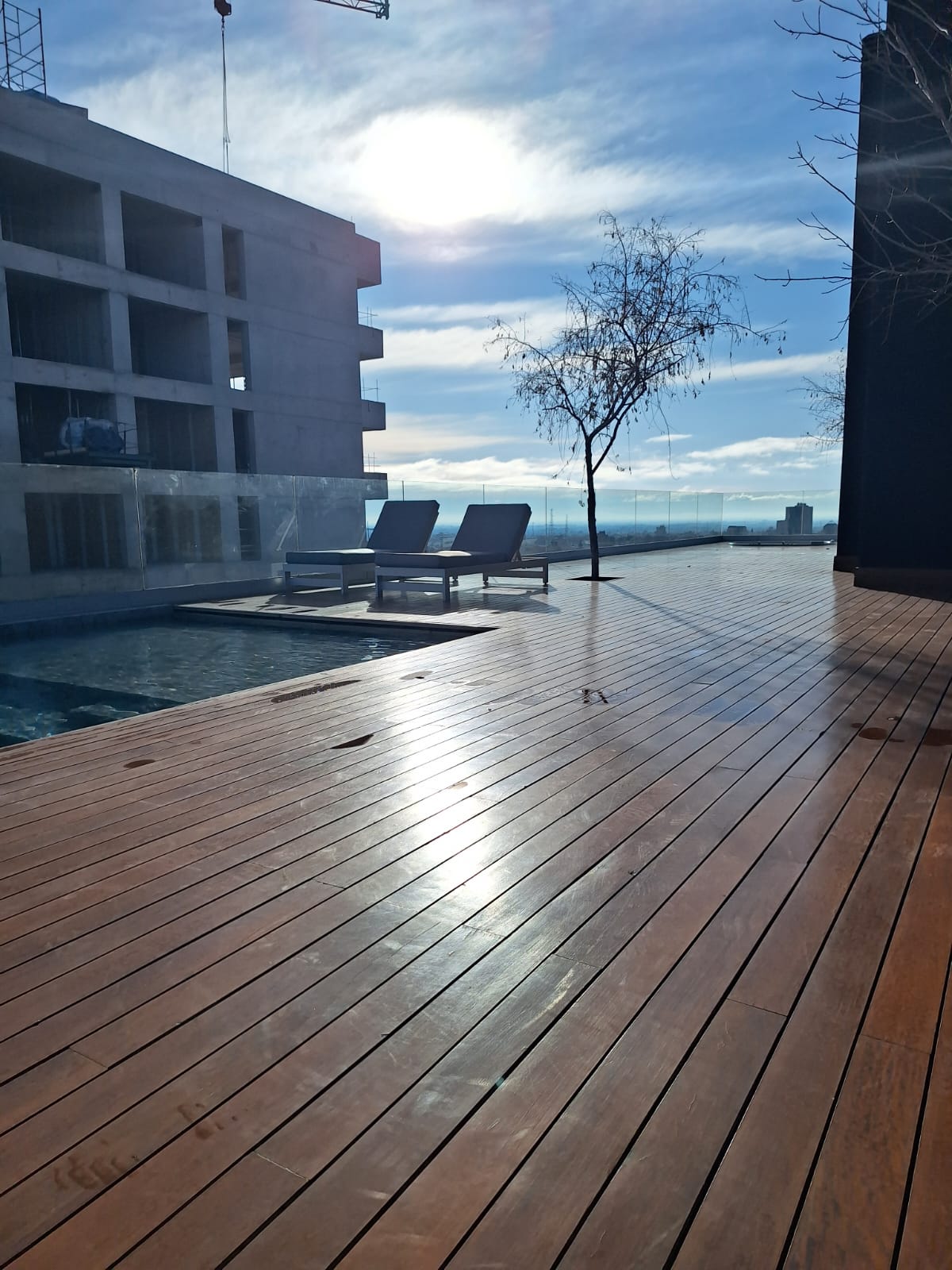 Pulido profesional de deck de madera en terraza